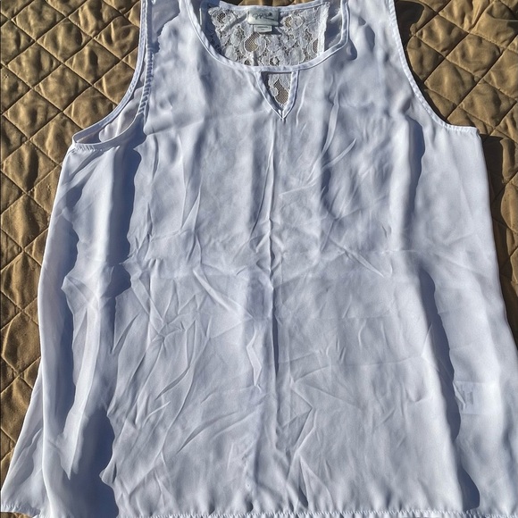 Womens long short sleeveless blouse with lace backing.  Size L - Picture 2 of 3